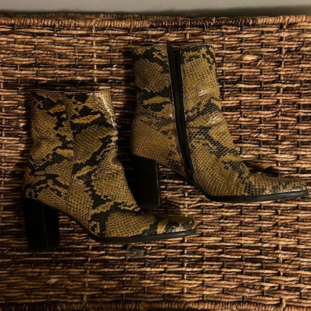 Bandolino Animal print ankle boots 8 1/2